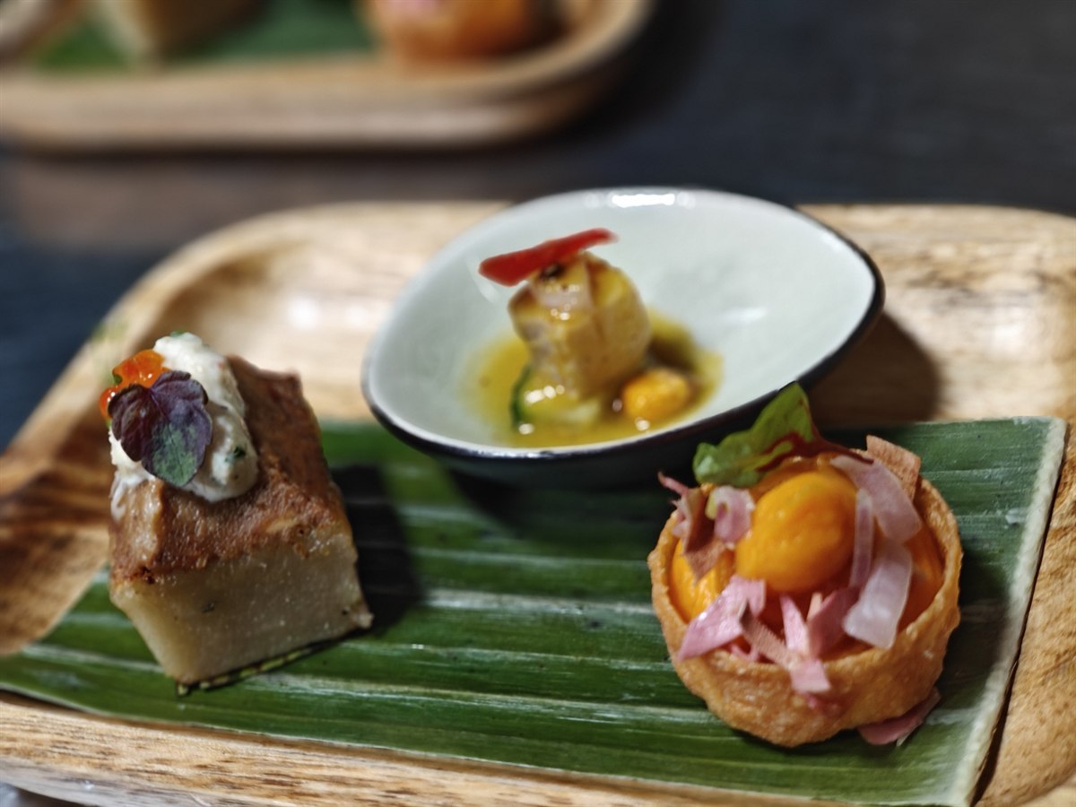 Indonesische hapjes op bananenblad